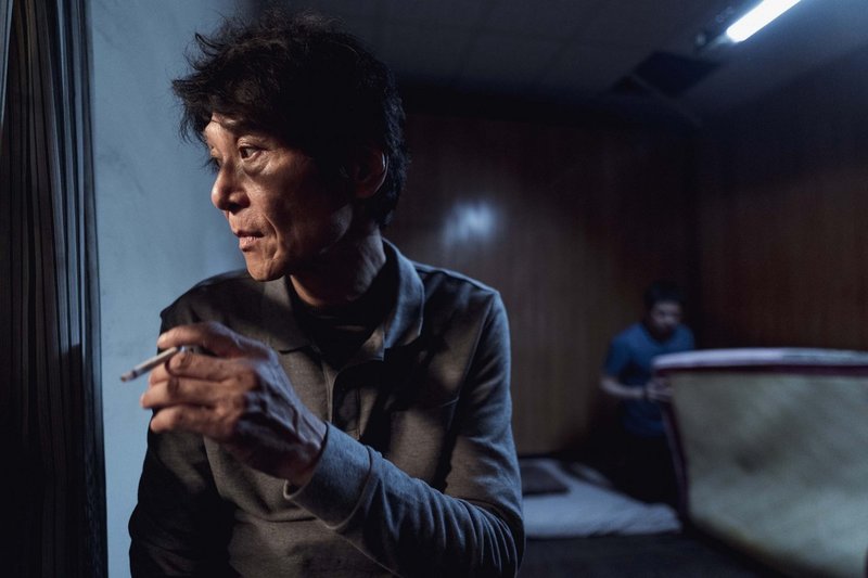 演員喜翔在戲劇「濱西小鎮」中飾演深情的孤獨男子,為完成亡妻願望,執拗到沒人能攔阻他,全片近9成時間得背著妻子骨灰罈。(公視提供)中央社記者葉冠吟傳真 110年12月22日