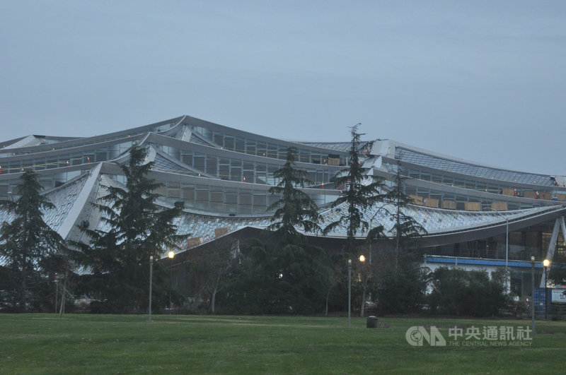 搜尋引擎Google的矽谷總部正進行拓建,新的辦公園區有如帳篷般的波浪形屋頂引人注目,且有助節能減碳。中央社記者周世惠舊金山攝 110年12月22日