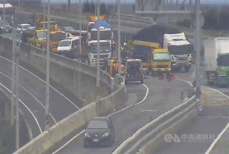 苗栗縣通霄鎮台61線西濱快速道路白沙屯路段22日發生砂石車、工程車與自小客車3輛大小型車輛追撞事故,消防局獲報前往搶救。(翻攝高公局即時路況影像)中央社記者管瑞平傳真 110年12月22日