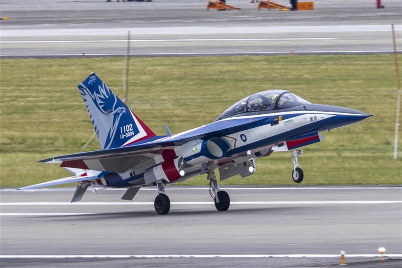 第2架量產型勇鷹高級教練機（1102）22日由漢翔人員飛往台東志航基地並交機。（漢翔提供）中央社記者游凱翔傳真 110年12月22日