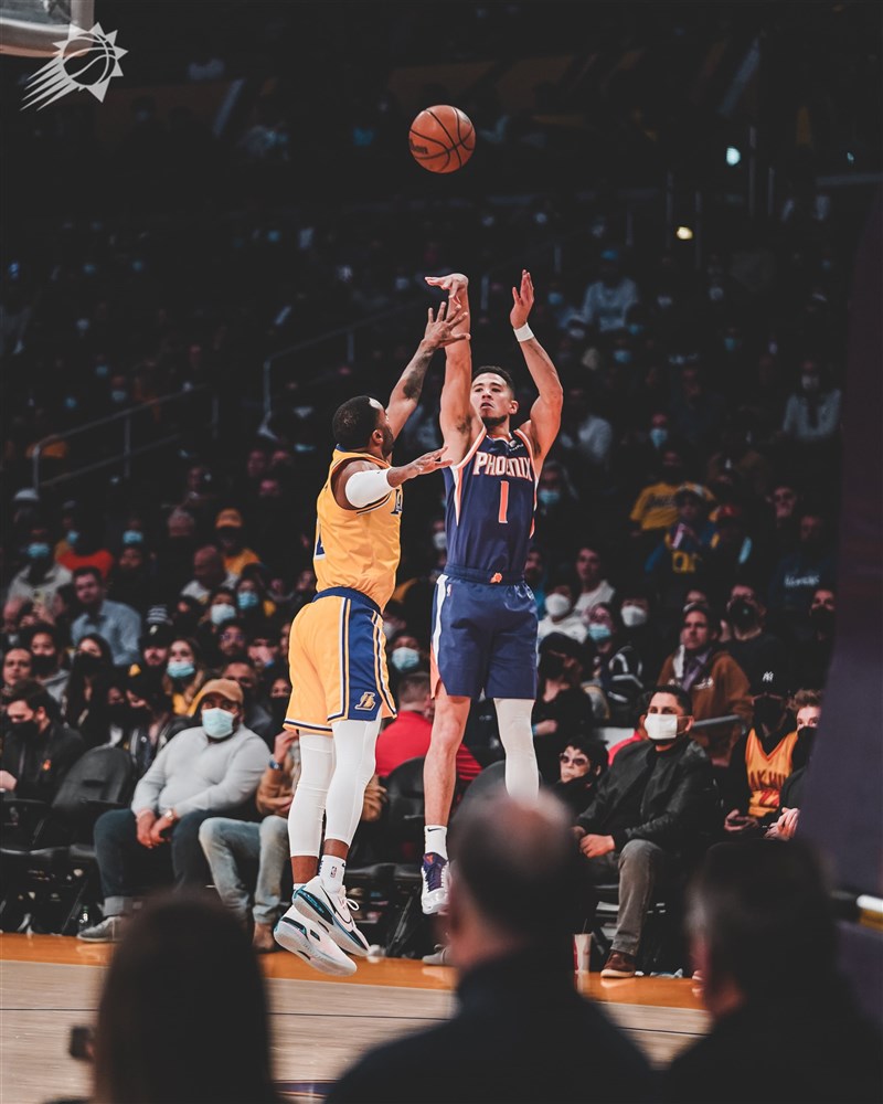 美國職籃NBA鳳凰城太陽靠布克(球衣為1號)和艾頓聯手灌43分下,終場108比90擊退洛杉磯湖人。(圖取自twitter.com/Suns)