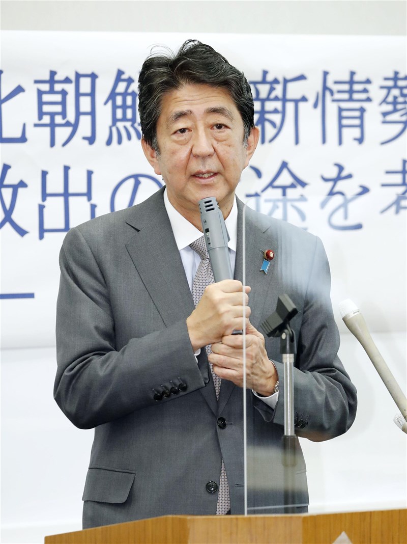 日媒報導，日本前首相安倍晉三日前發表挺台言論後，中國當局以防疫為由，阻撓日本駐中大使館舉辦的活動。（共同社）