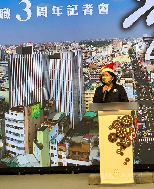 嘉義市長黃敏惠（圖）就職滿3週年，22日率領市府團隊舉行記者會，除了展現施政成果外，面對嚴峻疫情，嘉義市確診數全國最低，為防疫優等生。中央社記者黃國芳攝 110年12月22日