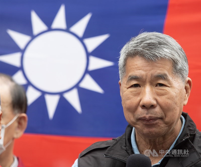 四大公投皆未過關,國民黨22日召開中常會檢討,孫文學校總校長張亞中(圖)下午率領支持群眾到國民黨中央黨部外,要求國民黨改革。張亞中說,國民黨該反省,黨主席朱立倫要怎麼負責自己應該很清楚,不需要別人教。中央社記者謝佳璋攝 110年12月22日