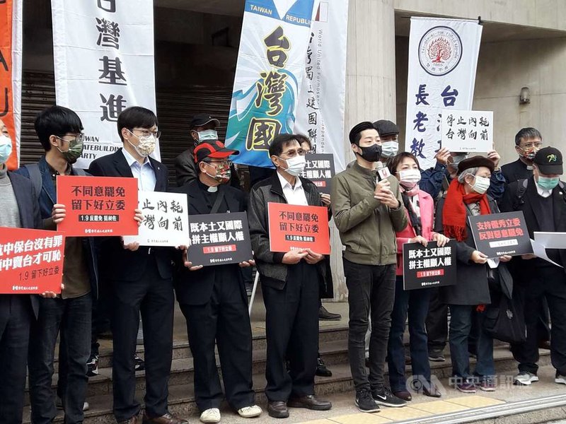 台北市第5選區無黨籍立委林昶佐罷免案明年1月9日投票,多個本土社團23日舉行記者會力挺林昶佐;林昶佐(前排右4)說,他會努力守住這一席。中央社記者范正祥攝 110年12月23日