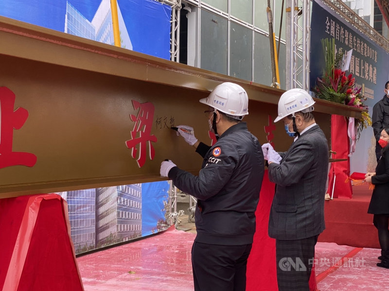 台北生技園區23日舉行上梁典禮,台北市長柯文哲(左)出席,一同在梁上簽名。園區預計在111年8月完工、112年啟用營運。中央社記者陳昱婷攝 110年12月23日