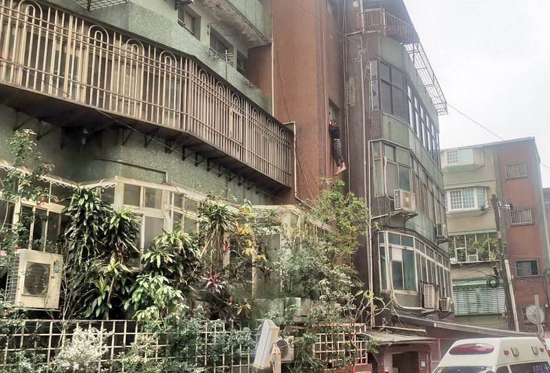 新北市警方23日在永和區圍捕陳姓通緝犯時,針對持槍企圖跳樓逃逸的陳男開了11槍,並擊中其左腿後逮捕送醫。(民眾提供)中央社記者黃旭昇新北傳真 110年12月23日