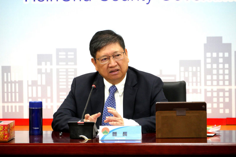 針對大新竹合併升格議題,新竹縣長楊文科(圖)23日指,新竹市長林智堅對於他的臉書,僅擷取對他有利的上半段,下半段所強調的「共同協商、溝通討論、凝聚共識」,林智堅不提,難道為了選舉,連是非對錯都可以不管,也請林智堅重看文章。(新竹縣政府提供)中央社記者郭宣彣傳真 110年12月23日