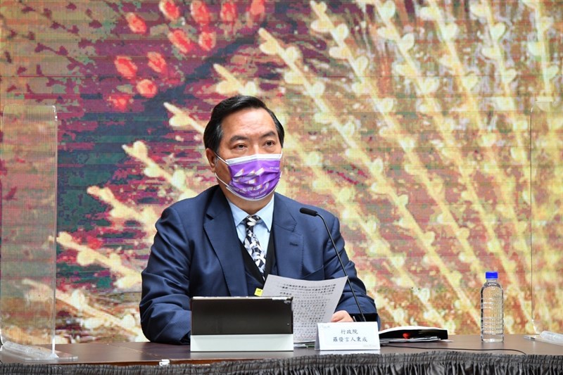 行政院發言人羅秉成23日主持行政院會後記者會。(行政院提供)中央社記者賴于榛傳真 110年12月23日