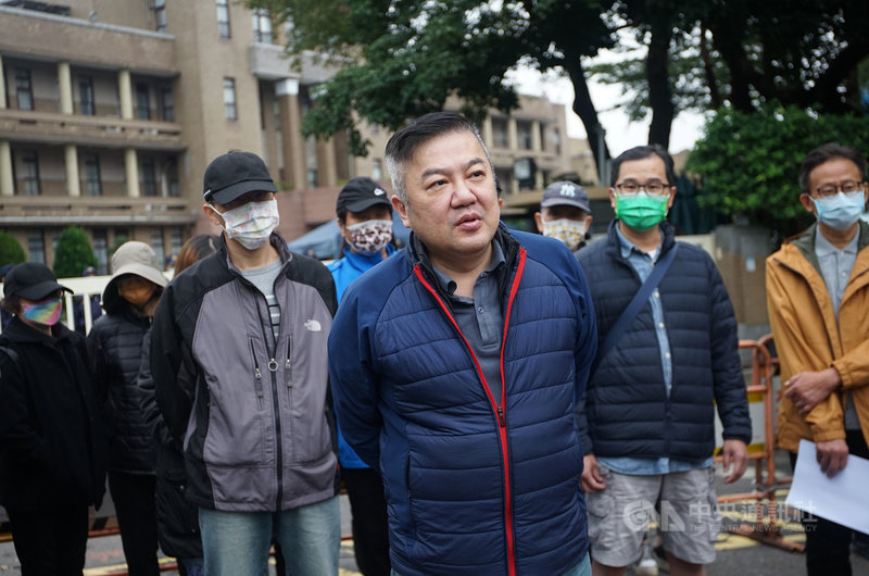 遠東航空董事長張綱維(前中)與員工自救會代表23日前往行政院陳情,盼能比照阿羅哈客運,讓遠航復照。中央社記者裴禛攝 110年12月23日
