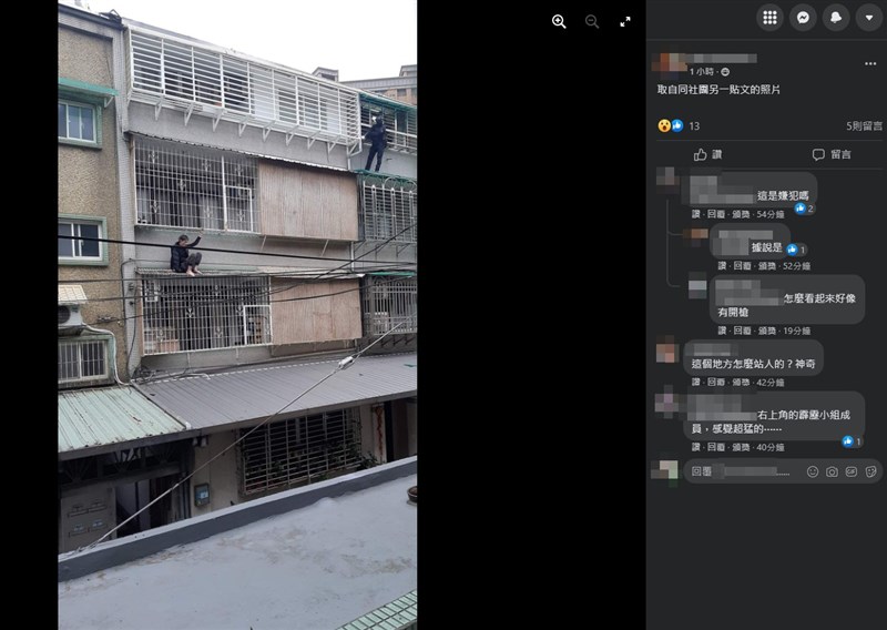 新北市一名陳姓通緝犯（蹲坐者）23日攜帶槍械拒捕，逃至公寓2樓與3樓之間屋簷雨遮處，遭警方開槍逮捕。（圖取自我是永和人臉書社團facebook.com）