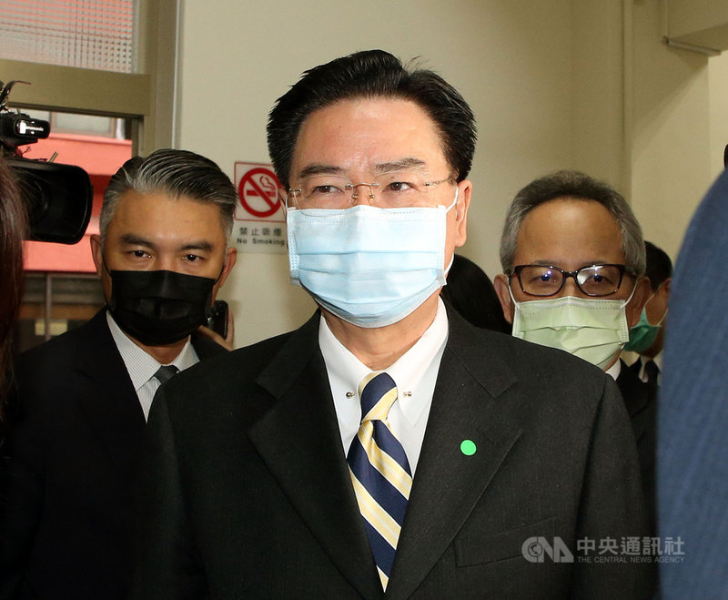 外交部長吳釗燮(中)3日上午赴立法院外交及國防委員會專案報告「1218公投結果對我國與美國、日本關係之發展與展望」,並備質詢。中央社記者郭日曉攝 110年12月23日