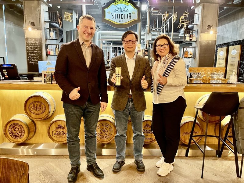 駐立陶宛代表黃鈞耀(中)22日參訪立國歷史最悠久大型啤酒廠Volfas Engelman,與執行長霍巴巧斯卡斯(左)一同品嘗多款經典及特製啤酒。(駐立陶宛台灣代表處提供)中央社記者陳韻聿倫敦傳真 110年12月24日