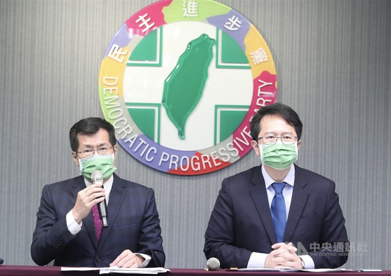 「民進黨‧自民黨 台日2+2會談」24日上午登場,由立委身兼民進黨國際事務部主任羅致政(左)、民進黨立委邱志偉(右)負責主談,民進黨會後召開記者會說明。中央社記者吳家昇攝 110年12月24日