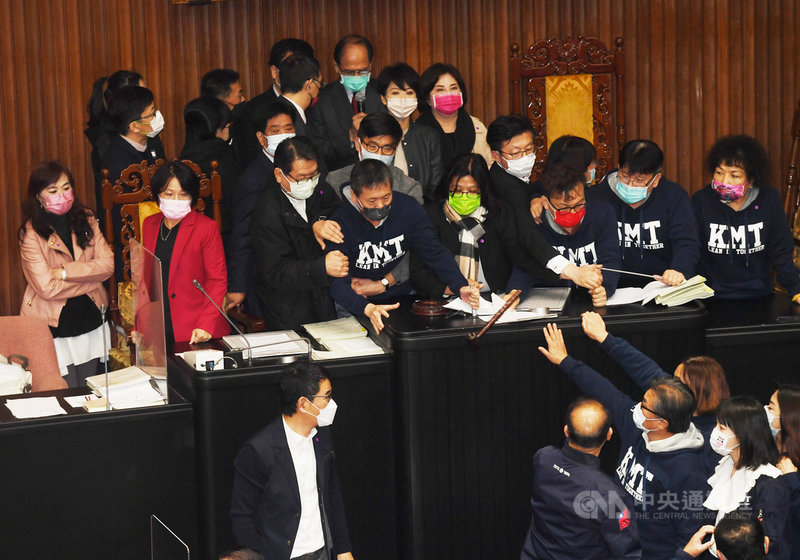 立法院會24日開會,國民黨立委林為洲(前中)等人不滿民進黨立委柯建銘所提的地方制度法第4條條文修正草案,欲逕付二讀,因此衝上主席台,高喊反對逕付二讀、只接受付委審查,會議主席、立法院長游錫堃(後中)被擠到後方。中央社記者施宗暉攝 110年12月24日