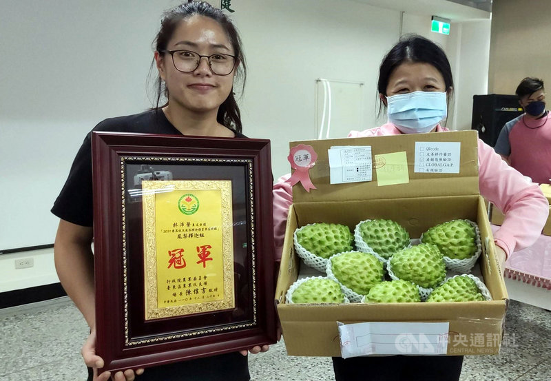 農委會台東區農業改良場24日公布鳳梨釋迦和大目種釋迦(番荔枝)優質果園評鑑競賽結果,33歲青農林沛縈(左)蟬聯鳳梨釋迦評鑑冠軍。中央社記者盧太城台東攝 110年12月24日