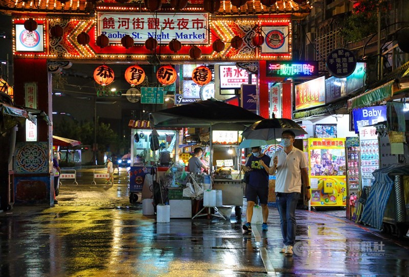 台北市饒河夜市有確診者足跡，衛生局緊急通知環保局清消。（中央社檔案照片）