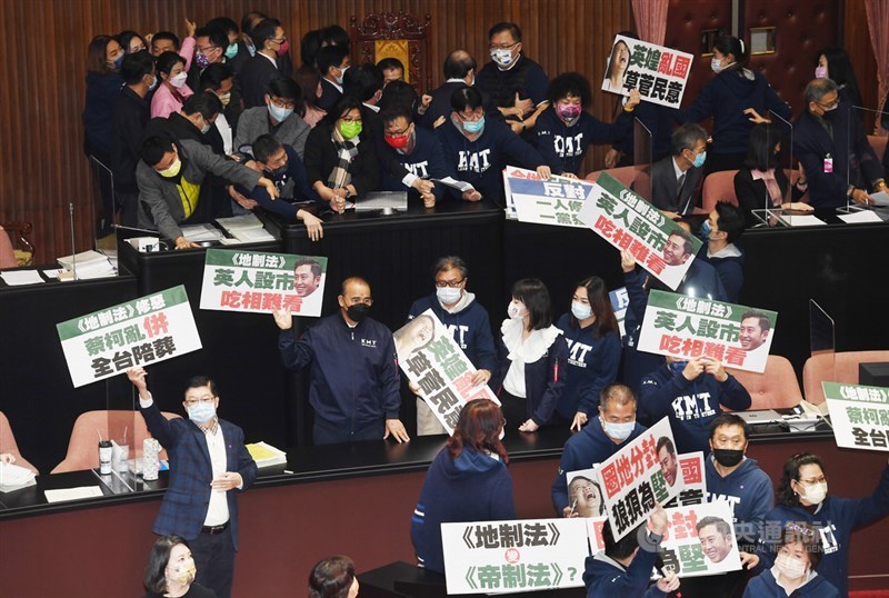 立法院會24日開會,國民黨團不滿民進黨立委柯建銘所提的地方制度法第4條條文修正草案,欲逕付二讀,群起衝上主席台,與民進黨團爆發推擠衝突。中央社記者施宗暉攝 110年12月24日