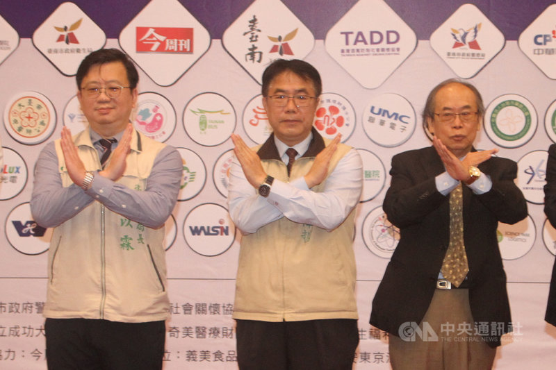 台南市政府衛生局24日在台糖長榮酒店舉辦「不酒駕.我驕傲」酒駕防制共同宣言簽署行動記者會,台南市長黃偉哲(中)與參與單位共同宣讀宣言。中央社記者楊思瑞攝 110年12月24日