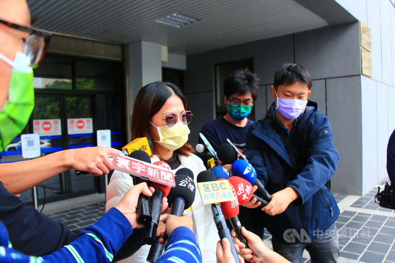 台中瑪莎拉蒂案,檢方24日起訴涉案的張敦量等3人。被害人宋姓男大生的母親(右3)表示,希望涉案的3人能夠獲得重判。中央社記者蘇木春攝 110年12月24日