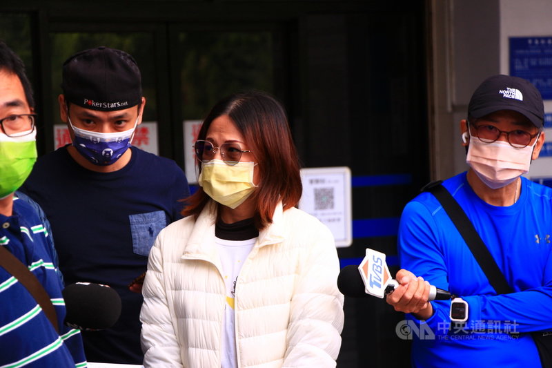 台中市宋姓男大生因擦撞瑪莎拉蒂轎車遭張敦量等人毆打重傷,檢方24日起訴涉案的張敦量等3人。被害人宋姓男大生的母親(右2)表示,兒子的精神狀況一直很不好,很怕他走不出來。中央社記者蘇木春攝 110年12月24日