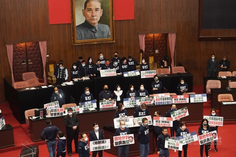 外界關注大新竹合併升格議題，立法院會24日開會，國民黨團不滿民進黨立法院黨團總召柯建銘所提的地方制度法第4條條文修正草案，欲逕付二讀，占領主席台抗議。中央社記者施宗暉攝 110年12月24日