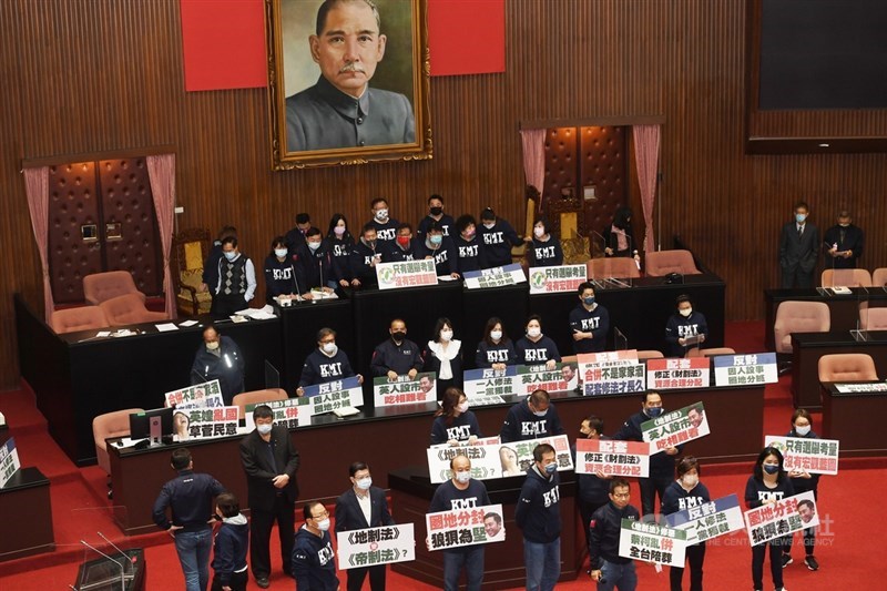 外界關注大新竹合併升格議題,立法院會24日開會,國民黨團不滿民進黨立法院黨團總召柯建銘所提的地方制度法第4條條文修正草案,欲逕付二讀,占領主席台抗議。中央社記者施宗暉攝 110年12月24日