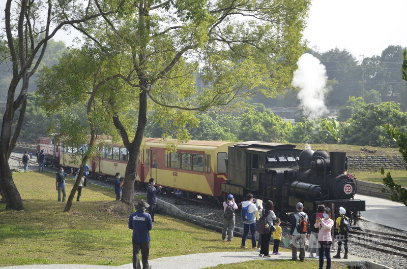 阿里山林業鐵路及文化資產管理處24日慶祝阿里山林鐵通車109週年,開行「崎.有囍事」主題列車,百年國寶SL-25蒸汽火車加掛中興號車廂,從嘉義北門車站往返竹崎車站,吸引大批民眾圍觀拍照。中央社記者蔡智明攝 110年12月24日