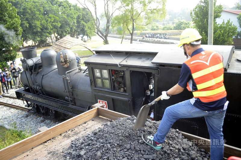 阿里山林業鐵路及文化資產管理處24日慶祝阿里山林鐵通車109週年,開行「崎.有囍事」主題列車,百年國寶SL-25蒸汽火車從嘉義北門車站往返竹崎車站,讓搭小火車的民眾體驗在竹崎車站「三角線」鐵道火車調頭,並模擬百年前蒸汽火車加媒炭的情景。中央社記者蔡智明攝 110年12月24日