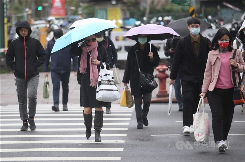 中央氣象局24日最新天氣預報，大陸冷氣團25日南下，北台灣先冷，26日至28日全台都冷。（中央社檔案照片）