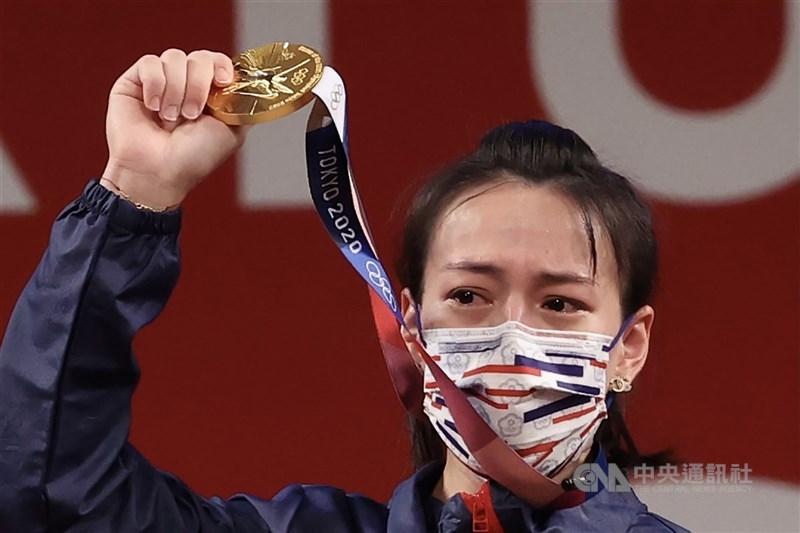 舉重女將郭婞淳在東京奧運女子舉重59公斤級拿下金牌,在頒獎台上高舉金牌,一度紅了眼眶。中央社記者吳家昇攝 110年7月27日