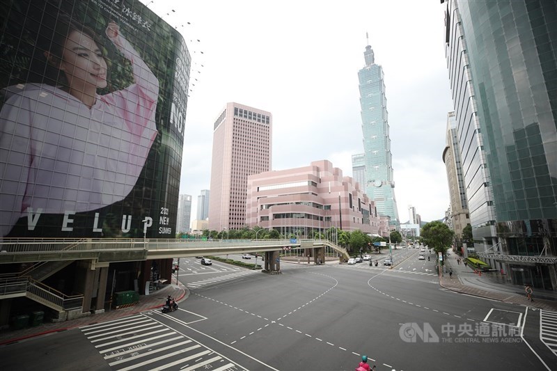 今年端午連假因疫情有別於以往,台北市基隆路與信義路口不見人潮、車潮,民眾大多在家自主防疫,街頭冷清。中央社記者張新偉攝 110年6月12日
