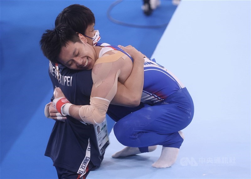 台灣好手李智凱(右)在東京奧運體操男子鞍馬單項決賽展現拿手「湯瑪士迴旋」奪下銀牌,他在下馬後開心與教練林育信相擁。中央社記者吳家昇攝 110年8月1日