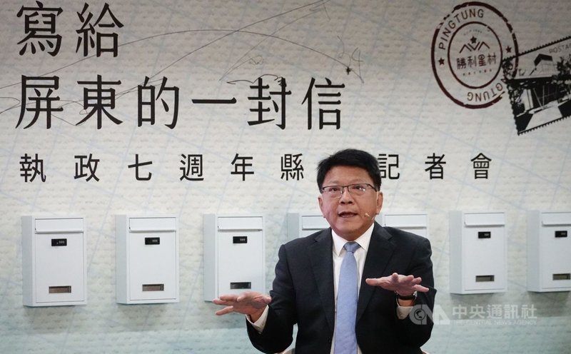 屏東縣長潘孟安24日舉辦就職7週年記者會，細數推動縣政過往及執政心得。他表示，這7年以來跟縣府團隊為屏東打造安居樂業的城市，希望城市進步、人民幸福，未來還有365天的時間，一樣會夜以繼日為縣政擘劃努力。中央社記者李卉婷攝 110年12月24日
