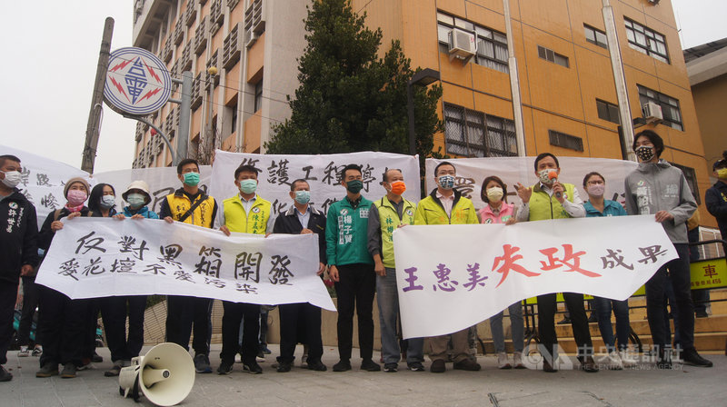 彰化縣政府24日舉辦縣長就職3週年成果發表會,民進黨議員等在縣府外舉辦記者會,持標語、布條指縣長王惠美執政3年,多項福利及建設延宕,施政不力。中央社記者吳哲豪彰化攝 110年12月24日