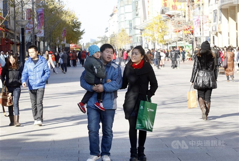 中國計劃生育下的獨生子女現在面臨獨力奉養父母的壓力。圖為北京1對父母帶著獨子外遊。（中央社檔案照片）