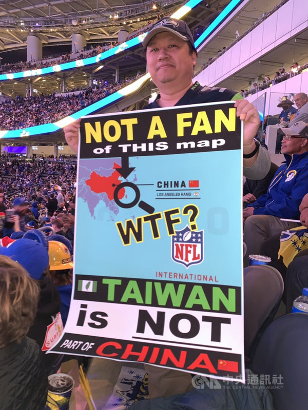 台灣僑民吳兆峯（圖）21日帶著標語到職業美式足球聯盟（NFL）洛杉磯公羊隊（Los Angeles Rams）主場抗議NFL地圖把台灣跟中國用同一個顏色標示。中央社記者林宏翰洛杉磯攝 110年12月24日