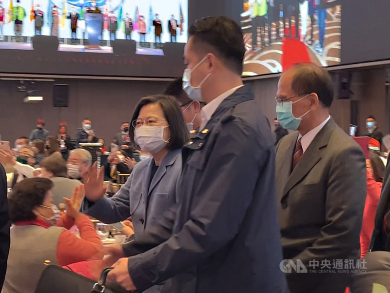 新北市宜蘭縣同鄉會第13屆第3次會員大會25日晚間舉行,總統蔡英文(右3)出席與會,向在場人士揮手致意。中央社記者沈佩瑤攝 110年12月25日