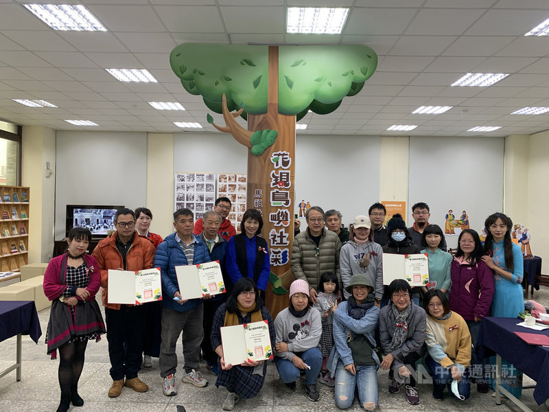 連江縣政府「花現島嶼社彩—馬祖社區營造成果展」25日開幕,透過展覽呈現馬祖列島的社區發展能量,開幕分享會中並頒獎給各島持續貢獻付出的社造工作者。中央社記者邱筠攝 110年12月25日