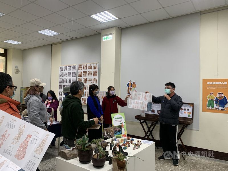馬祖社區營造成果展25日登場,為讓地方年輕人了解地方信仰,南竿福澳社區為讓地方年輕人了解地方信仰,透過製作社區摺頁讓民眾認識神明,內容不僅有神明信仰簡介,也透過廟宇遶境路線跟村內傳統產業結合發展地圖故事。中央社記者邱筠攝 110年12月25日