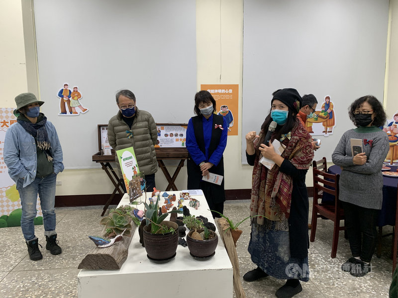 「花現島嶼社彩—馬祖社區營造成果展」25日起在南竿馬港圖書館1樓登場,展示多個社區營造成果,其中南竿牛角社區發展協會將各式工藝與藝術創作帶到展場,與民眾分享牛角社區的再生美學等。中央社記者邱筠攝 110年12月25日