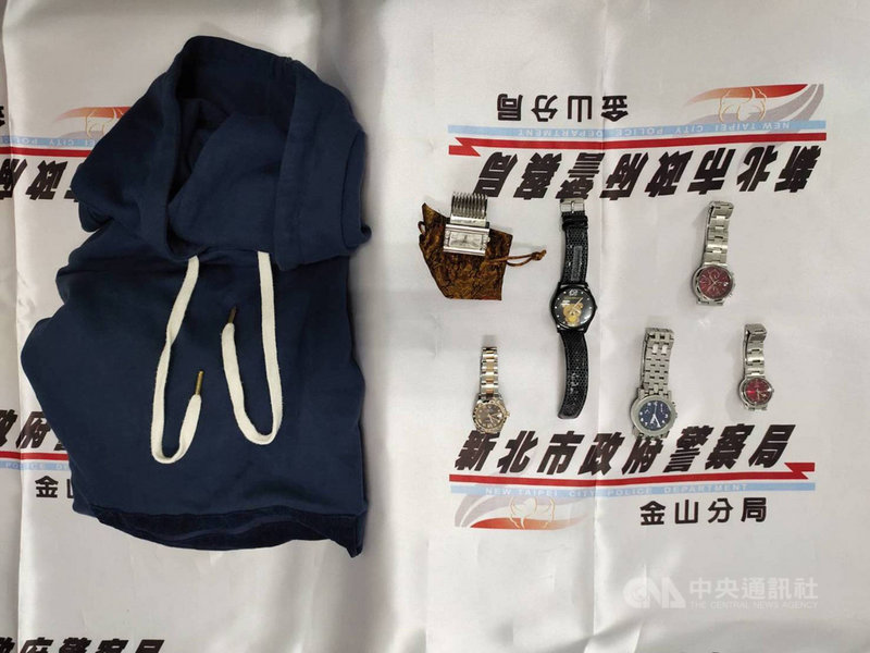 新北市萬里區一處民宅日前遭竊賊闖入,損失市值超過188萬元的手錶和金飾。金山警方25日表示,鎖定追緝涉重嫌鄧姓、陳姓2男子,已拘捕鄧嫌到案送辦,並持續追查在逃陳嫌下落。(翻攝畫面)中央社記者沈佩瑤傳真 110年12月25日