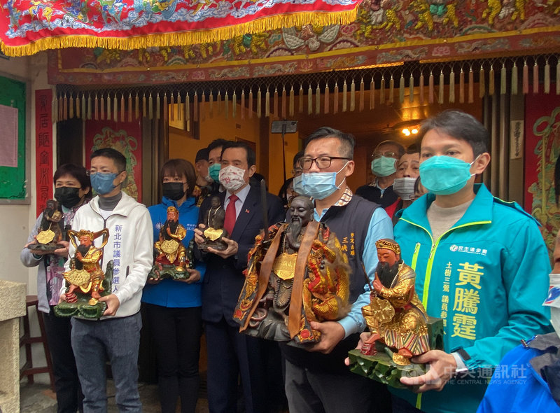 前總統馬英九(前右3)25日到新北市三峽區宰樞廟,出席建廟245週年暨廟宇重修竣工入火安座大典,先在宰樞廟臨時行宮上香祈福,並將所供奉神尊請回原廟安座。中央社記者黃旭昇新北市攝 110年12月25日