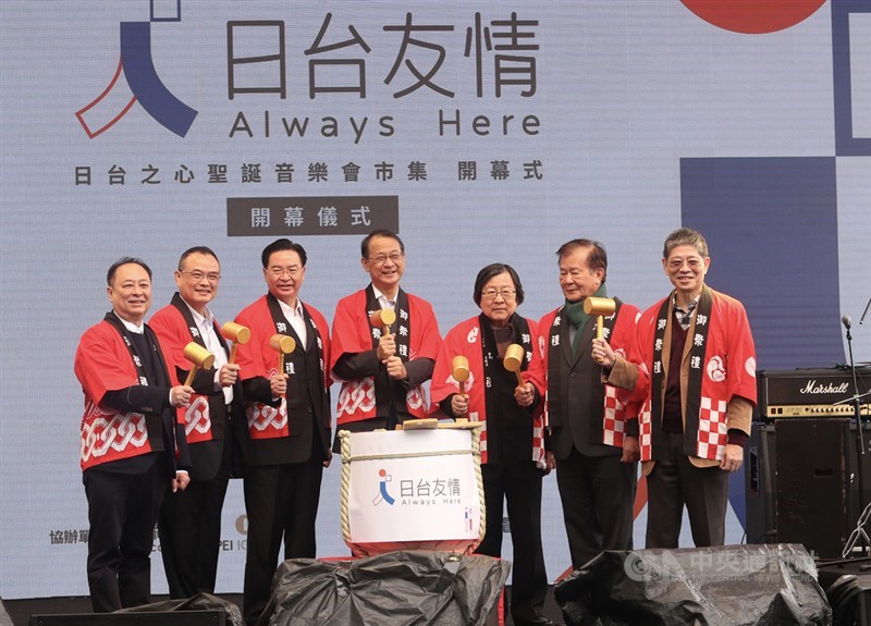 針對台灣是否開放福島食品進口,日台交流協會代表泉裕泰(中)25日表示,台灣政府要負責人民食安,按照科學依據來判斷就好。中央社記者吳家昇攝 110年12月25日