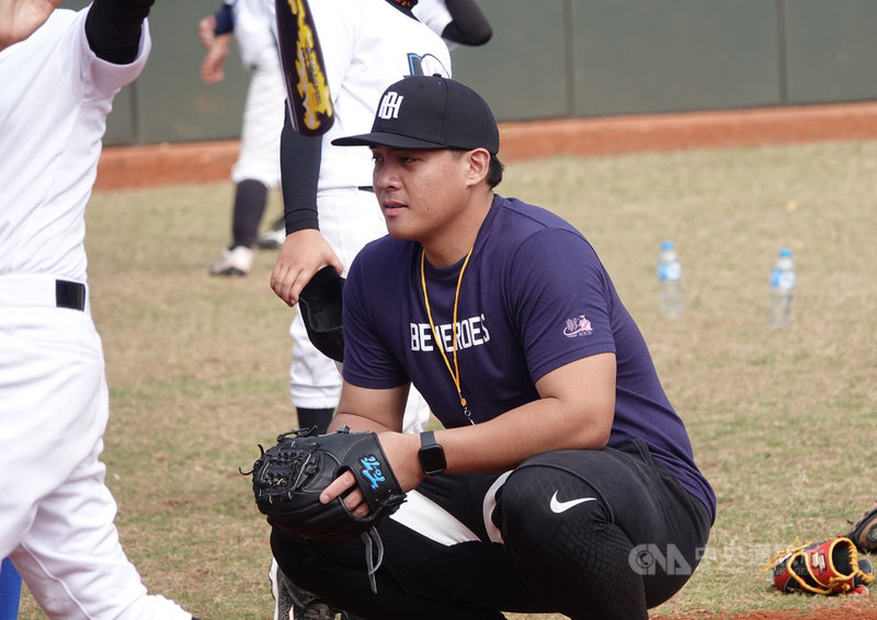 中華職棒味全龍隊捕手吉力吉撈.鞏冠連續3年出席BE HEROES棒球訓練營,吉力吉撈受訪表示,很多少棒球員連看3年,「感覺力量變大的,但長高的速度有點慢」。中央社記者謝靜雯攝 110年12月25日