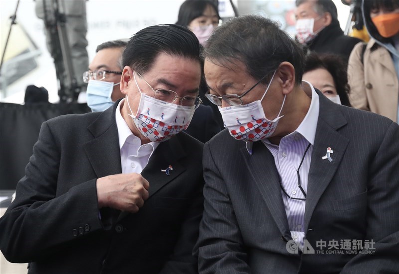 日本台灣交流協會舉辦「日台之心聖誕音樂會市集」,25日在台北101水舞廣場展開,日本駐台代表泉裕泰(前右)、外交部長吳釗燮(前左)出席,兩人席間交換意見。中央社記者吳家昇攝 110年12月25日