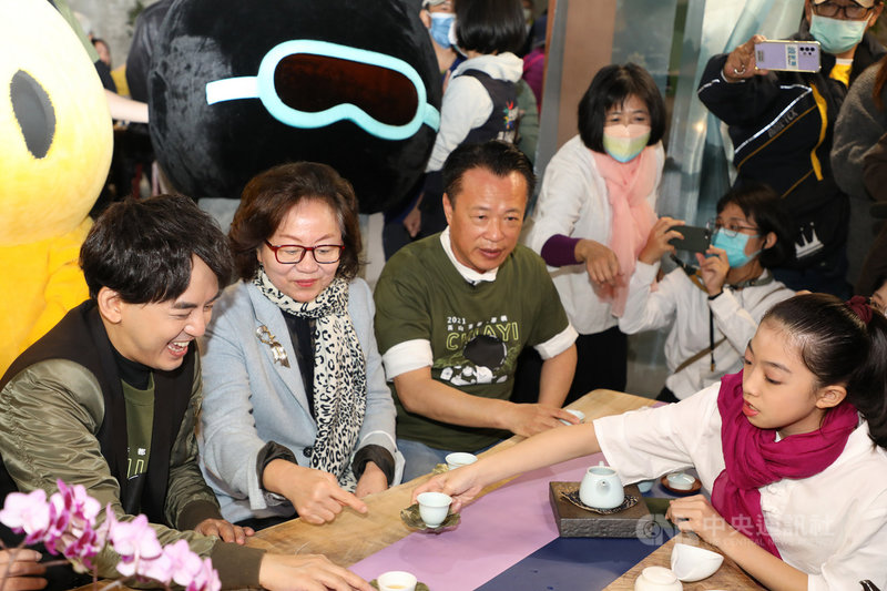 「2021高山茶都.嘉義」博茶會25日舉行開幕式,活動代言人黃子佼(左起)、公廣集團董事長陳郁秀、嘉義縣長翁章梁等人出席,歡迎大家到嘉義縣,翻玩關於「茶」的文化印象。中央社記者姜宜菁攝 110年12月25日