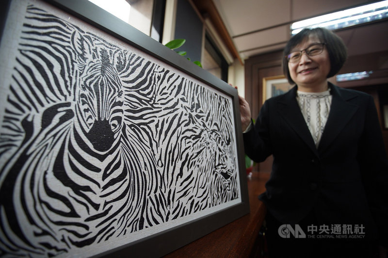 公平會主委李鎂除熱愛登山,也喜歡拼拼圖,圖中用黑、白兩色描繪出虎與斑馬,她形容是「無頭公案」,堪稱是難度最高的拼圖。中央社記者徐肇昌攝 110年12月25日