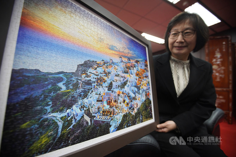 公平會主委李鎂空閒之餘,不是登山就是埋頭拼圖,辦公室牆壁上每幅掛像都是她拼圖完成的作品,更與媒體大方分享可以去哪裡買拼圖,她說,「報我的名字可以打折」。中央社記者徐肇昌攝 110年12月25日