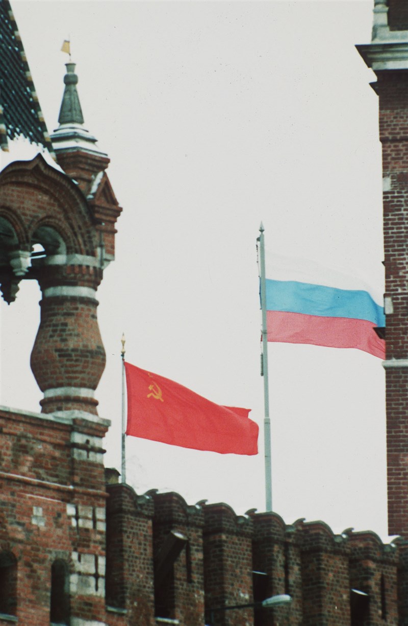1991年12月25日蘇聯解體，克里姆林宮降下蘇聯鐮刀鐵鎚旗。圖為1991年12月21日蘇聯鐮刀鐵鎚旗（左）和俄羅斯國旗（右）在克里姆林宮並排飄揚。（美聯社）